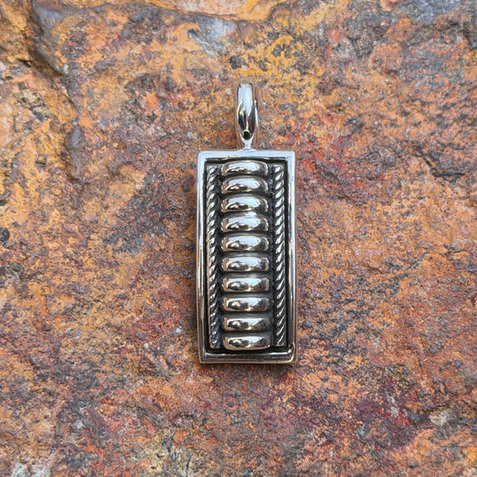 Angled view showing twisted-wire accents and polished oval bail