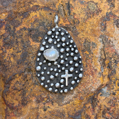 Oblong Sterling Silver Pendant decorated by silverbeads, a freshwater pearl and a cross by a douglas