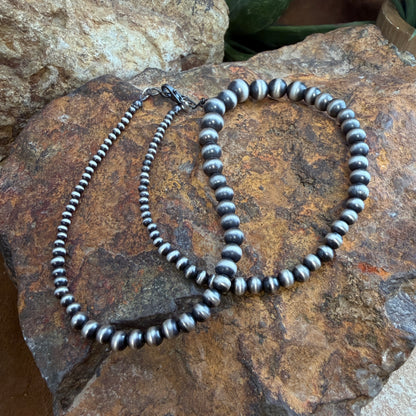 Graduated Navajo pearl necklace showing darkened beads with bright highlights