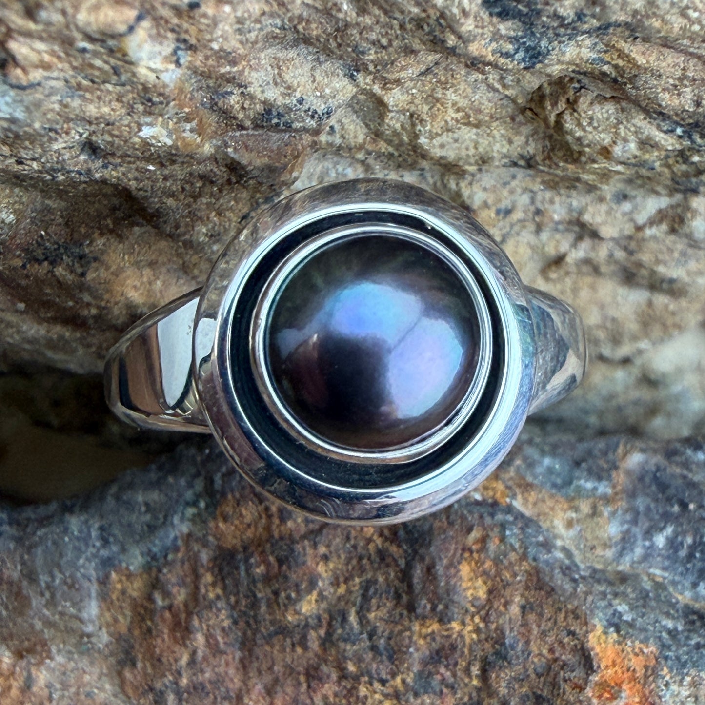 Dark Grey Freshwater Pearl Sterling Silver Ring by Artie Yellowhorse - top view showing dark grey pearl with iridescent sheen in concentric silver rims