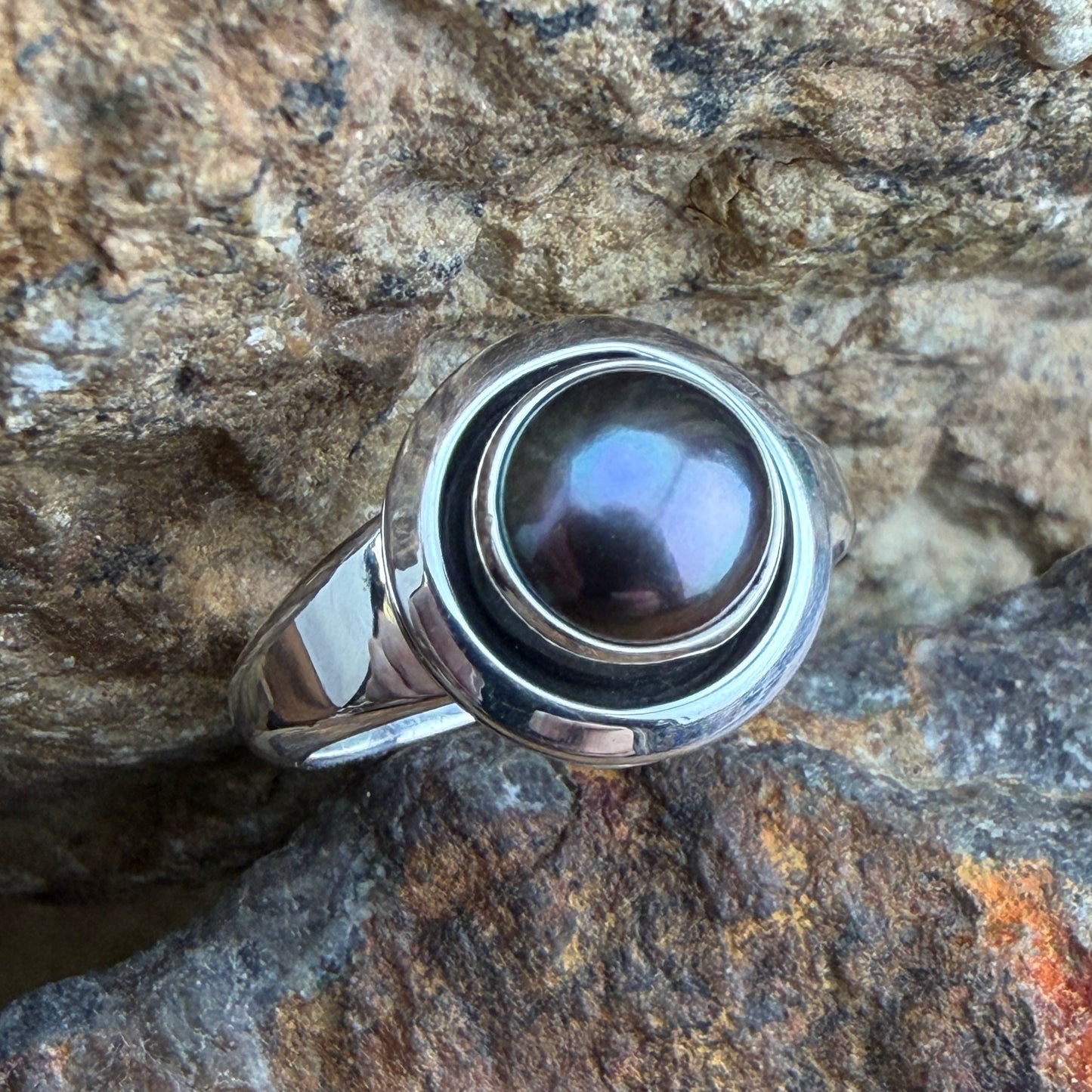 Dark Grey Freshwater Pearl Sterling Silver Ring by Artie Yellowhorse - side angled view showing orbital double-rim setting and polished split shank