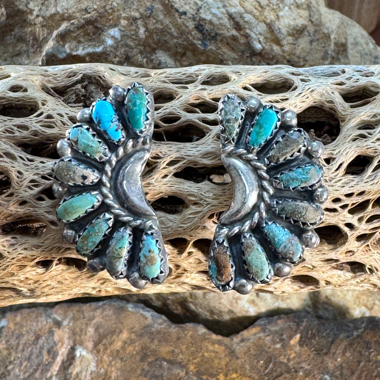 Vintage - Zuni Turquoise Cluster Post Earrings – Fan Design - Estate