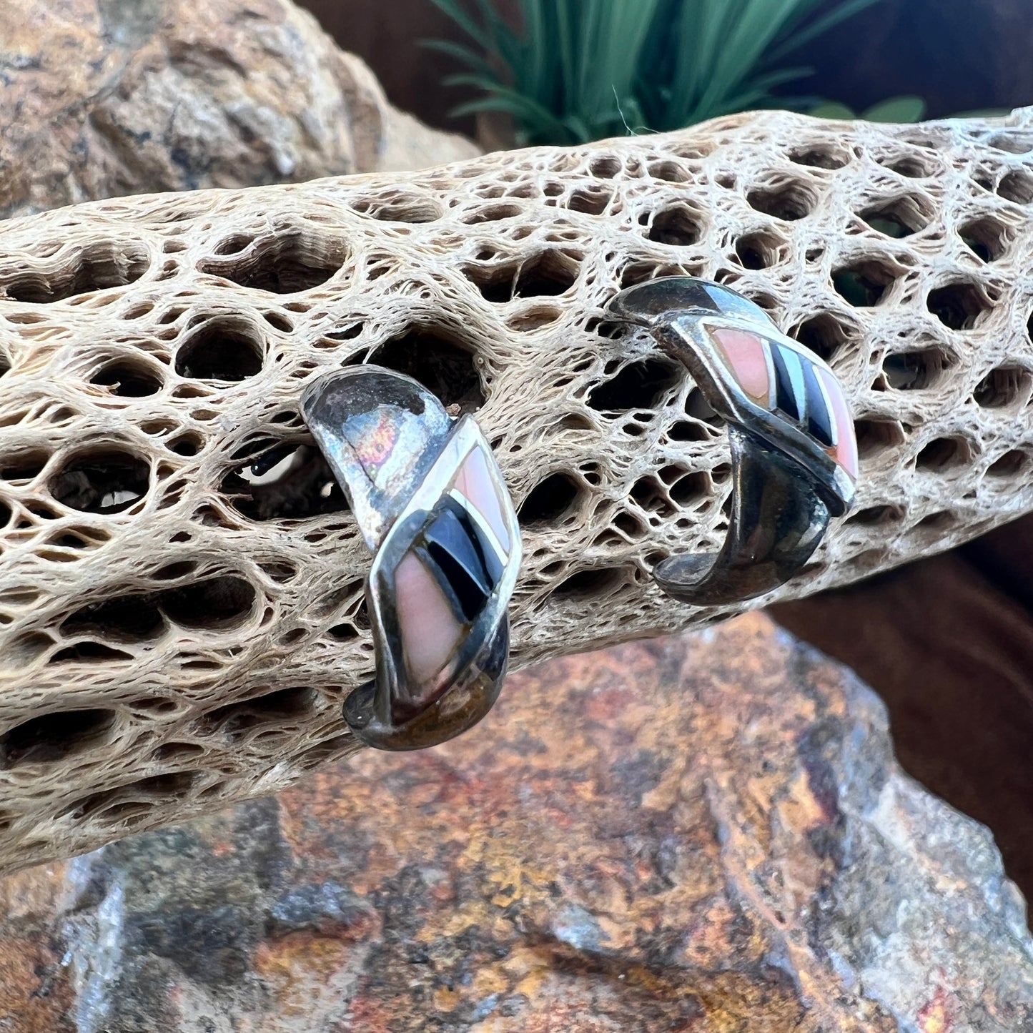 Curved half hoop earrings with raised black and pink inlay