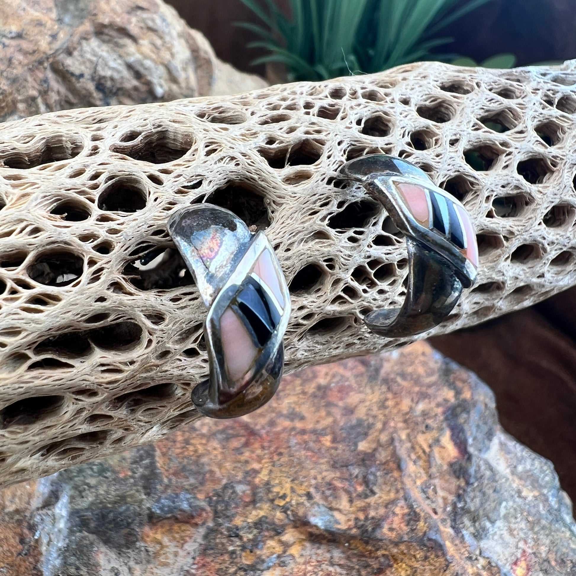 Curved half hoop earrings with raised black and pink inlay