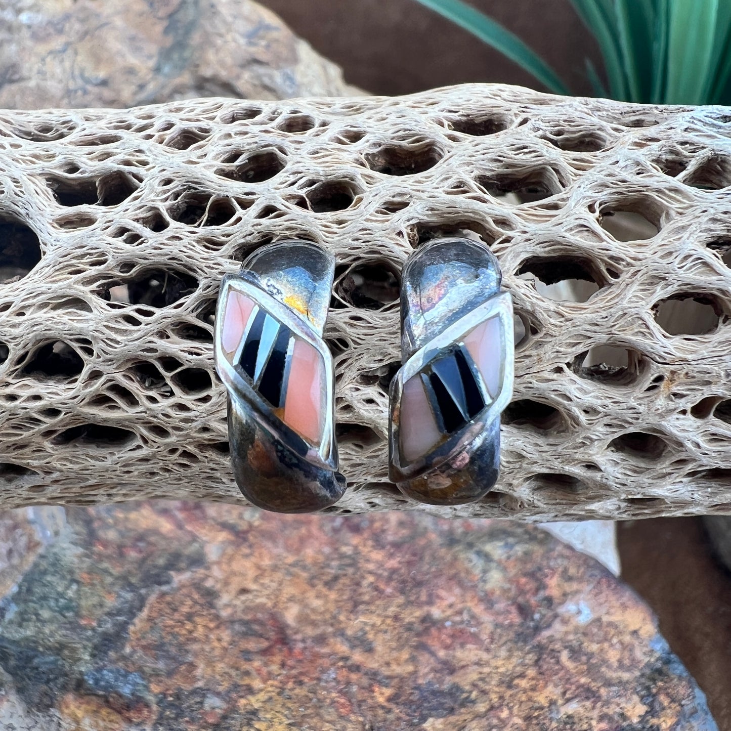 Curved half hoop earrings with raised black and pink inlay