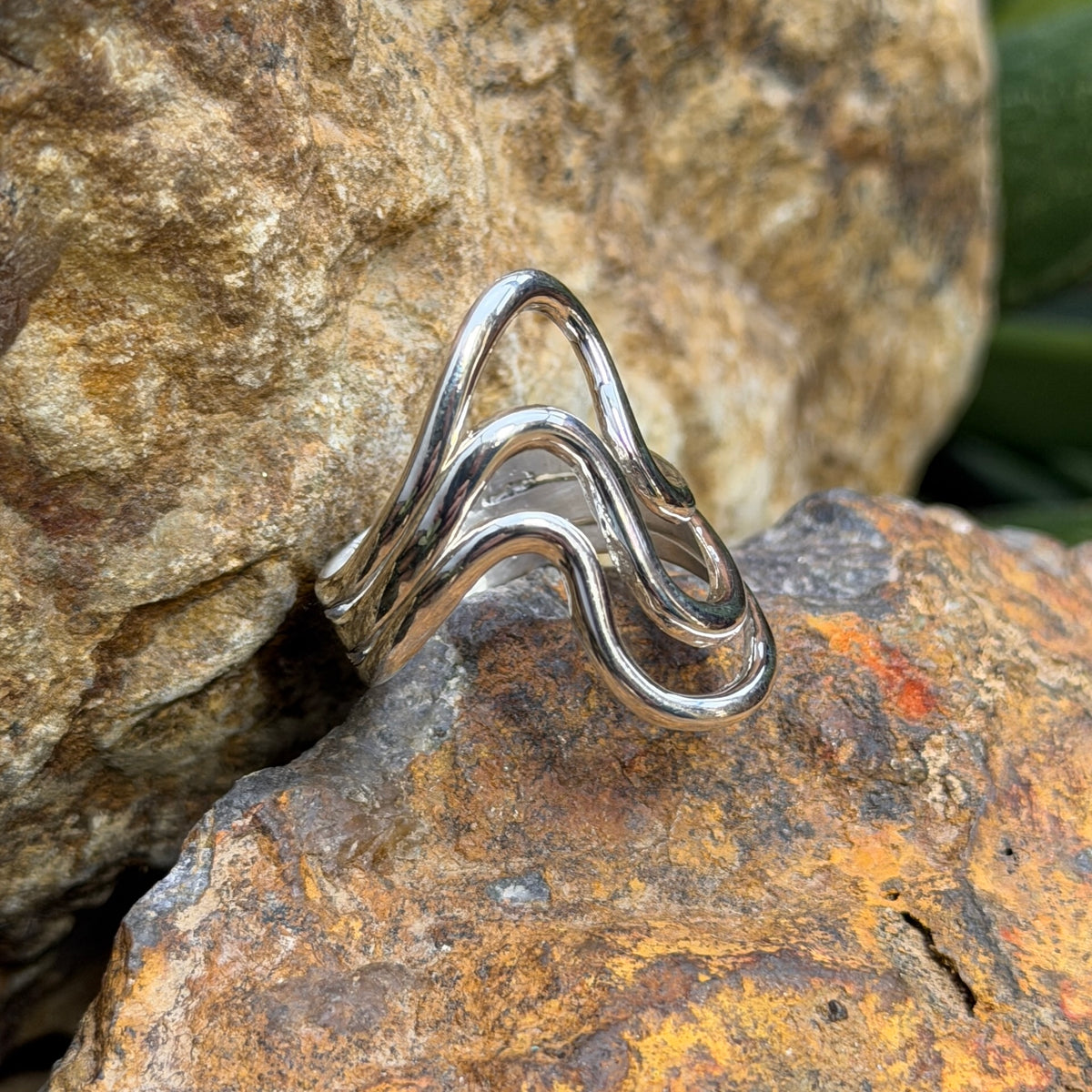 Ray Coriz smooth wave ring with three polished sterling silver curves, close-up on stone