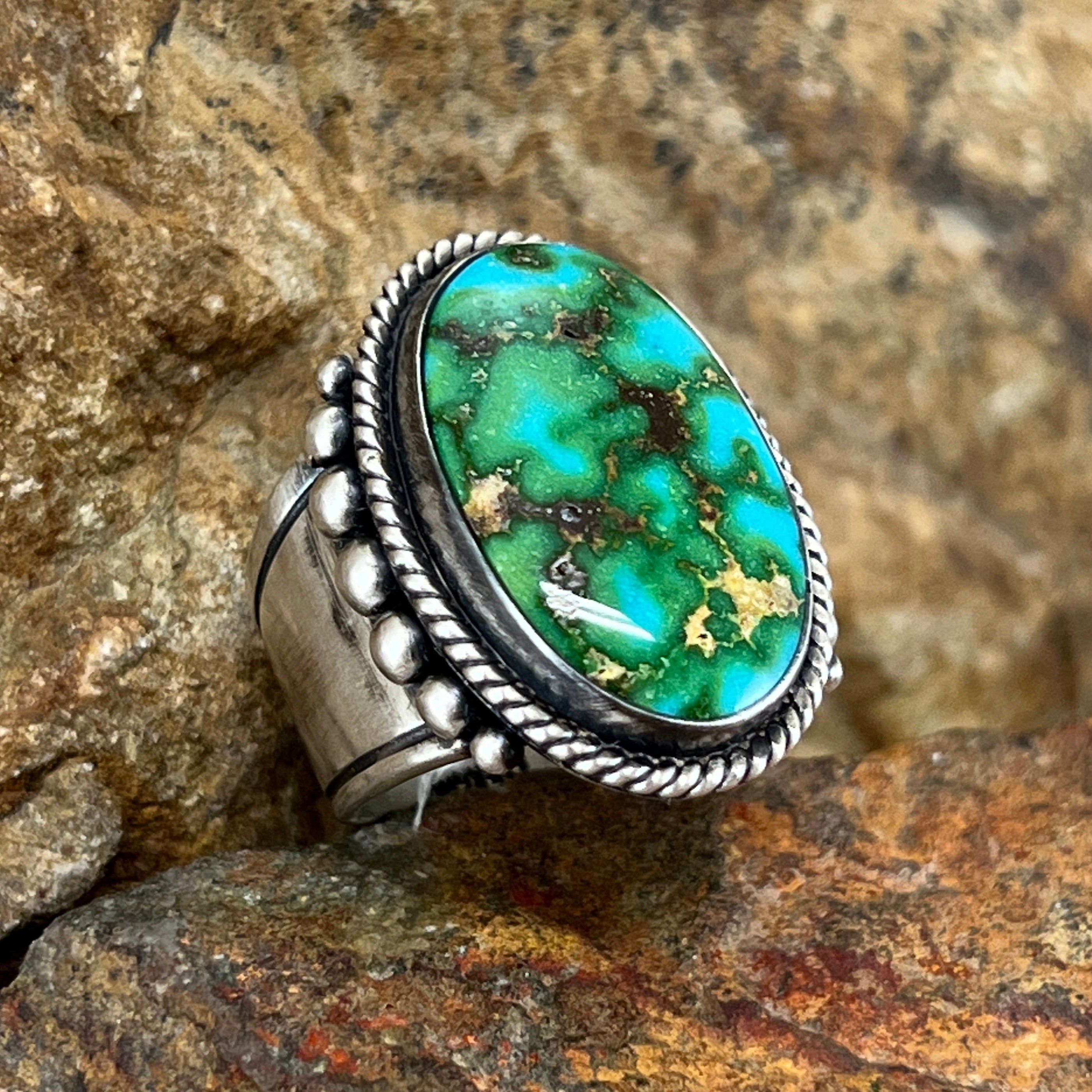 Turquoise Cabochon Cocktail Ring with Rope-Work Gold, 18k – DDeco Jewels